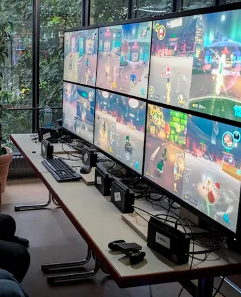 6 Displays verbunden in einer Matrix. Auf dem Bild ist Mario Kart 8 zu sehen mit 16 Spielern.