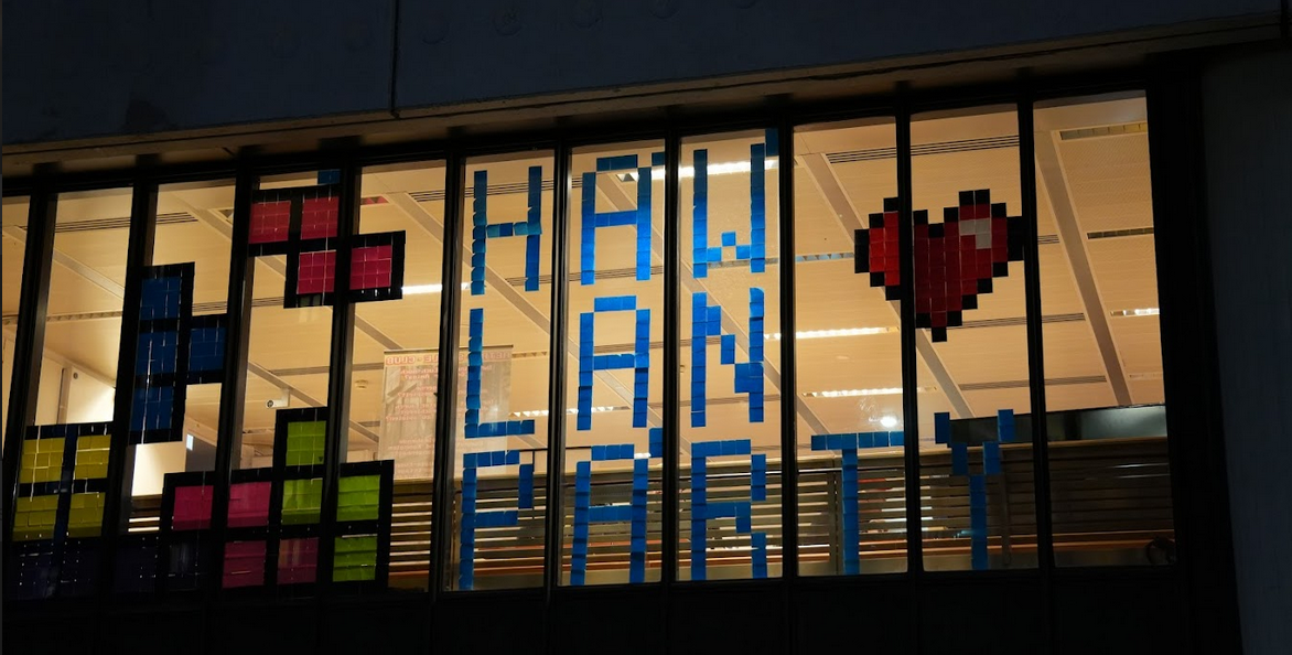 Sticky Note Art an der Scheibe der Mensa